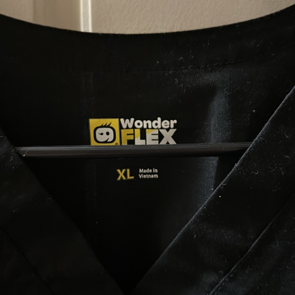 Wonder Flex Scrub Top! - Picture 3 of 5